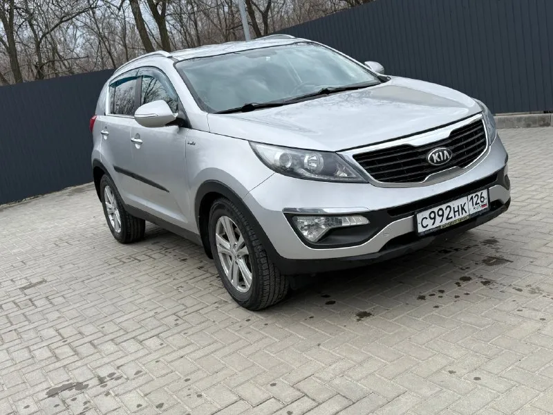 🔹 kia sportage 🔻год: 2013 🔻объем двигателя: 2.0 🔻коробка: механика 🔻пробег: 161.000 км 🔻пройден техосмотр 🔻полный привод технически полностью исправен и обслужен. масло не расходует, не дымит задиров нет, работает ровно. коробка переключает без хрустов весь в заводском окрасе, все стекала заводские техника в идеале. салон не прокурен. полный привод работает максимальная комплектация для механики: круиз контроль датчик света датчик дождя двух зонный климат контроль мульти руль подогрев передних и задних сидений установлен видеорегистратор, снимает перед и зад 2 ключа 2 комплекта колес зима-лето за автомобиль не стыдно, вложений никаких не требует торг строго у капота осмотр г. красный луч цена: 🔥1.320.000🔥 торг +79591971383(telegram) 📞 звоните: +7(959)1971383 - фотография - 1