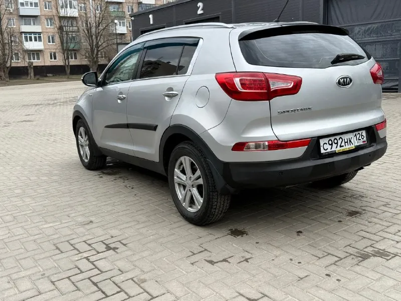 🔹 kia sportage 🔻год: 2013 🔻объем двигателя: 2.0 🔻коробка: механика 🔻пробег: 161.000 км 🔻пройден техосмотр 🔻полный привод технически полностью исправен и обслужен. масло не расходует, не дымит задиров нет, работает ровно. коробка переключает без хрустов весь в заводском окрасе, все стекала заводские техника в идеале. салон не прокурен. полный привод работает максимальная комплектация для механики: круиз контроль датчик света датчик дождя двух зонный климат контроль мульти руль подогрев передних и задних сидений установлен видеорегистратор, снимает перед и зад 2 ключа 2 комплекта колес зима-лето за автомобиль не стыдно, вложений никаких не требует торг строго у капота осмотр г. красный луч цена: 🔥1.320.000🔥 торг +79591971383(telegram) 📞 звоните: +7(959)1971383 - фотография - 3