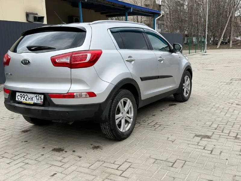 🔹 kia sportage 🔻год: 2013 🔻объем двигателя: 2.0 🔻коробка: механика 🔻пробег: 161.000 км 🔻пройден техосмотр 🔻полный привод технически полностью исправен и обслужен. масло не расходует, не дымит задиров нет, работает ровно. коробка переключает без хрустов весь в заводском окрасе, все стекала заводские техника в идеале. салон не прокурен. полный привод работает максимальная комплектация для механики: круиз контроль датчик света датчик дождя двух зонный климат контроль мульти руль подогрев передних и задних сидений установлен видеорегистратор, снимает перед и зад 2 ключа 2 комплекта колес зима-лето за автомобиль не стыдно, вложений никаких не требует торг строго у капота осмотр г. красный луч цена: 🔥1.320.000🔥 торг +79591971383(telegram) 📞 звоните: +7(959)1971383 - фотография - 4