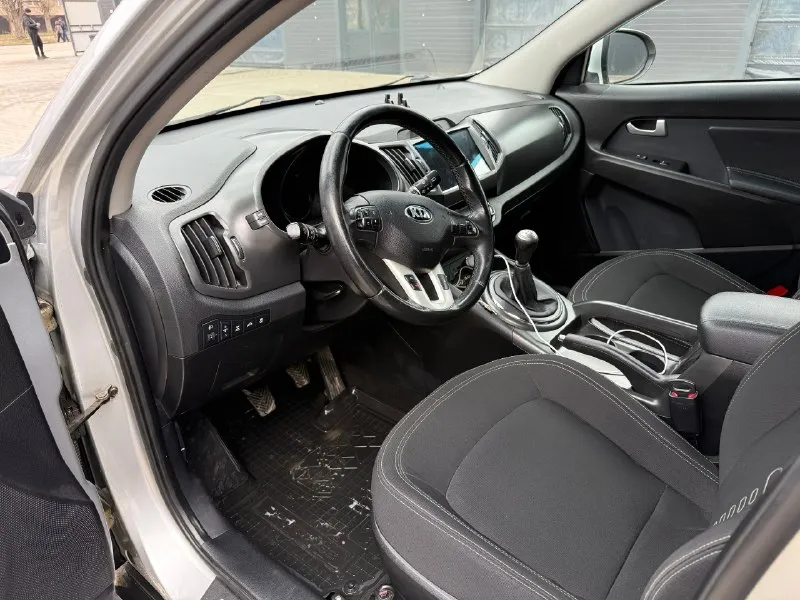 🔹 kia sportage 🔻год: 2013 🔻объем двигателя: 2.0 🔻коробка: механика 🔻пробег: 161.000 км 🔻пройден техосмотр 🔻полный привод технически полностью исправен и обслужен. масло не расходует, не дымит задиров нет, работает ровно. коробка переключает без хрустов весь в заводском окрасе, все стекала заводские техника в идеале. салон не прокурен. полный привод работает максимальная комплектация для механики: круиз контроль датчик света датчик дождя двух зонный климат контроль мульти руль подогрев передних и задних сидений установлен видеорегистратор, снимает перед и зад 2 ключа 2 комплекта колес зима-лето за автомобиль не стыдно, вложений никаких не требует торг строго у капота осмотр г. красный луч цена: 🔥1.320.000🔥 торг +79591971383(telegram) 📞 звоните: +7(959)1971383 - фотография - 5