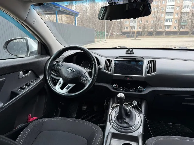 🔹 kia sportage 🔻год: 2013 🔻объем двигателя: 2.0 🔻коробка: механика 🔻пробег: 161.000 км 🔻пройден техосмотр 🔻полный привод технически полностью исправен и обслужен. масло не расходует, не дымит задиров нет, работает ровно. коробка переключает без хрустов весь в заводском окрасе, все стекала заводские техника в идеале. салон не прокурен. полный привод работает максимальная комплектация для механики: круиз контроль датчик света датчик дождя двух зонный климат контроль мульти руль подогрев передних и задних сидений установлен видеорегистратор, снимает перед и зад 2 ключа 2 комплекта колес зима-лето за автомобиль не стыдно, вложений никаких не требует торг строго у капота осмотр г. красный луч цена: 🔥1.320.000🔥 торг +79591971383(telegram) 📞 звоните: +7(959)1971383 - фотография - 6