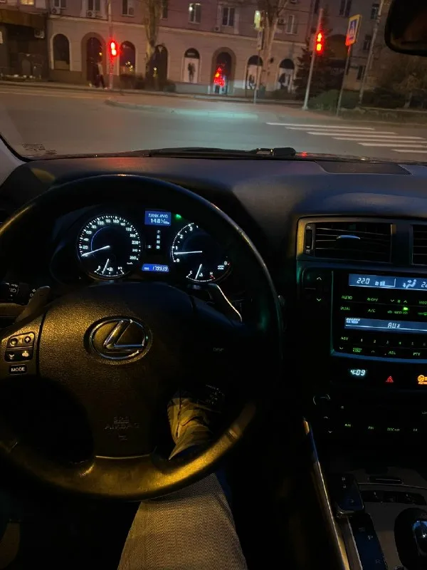 Lexus is 250 lexus is250. 2005 год мотор 2.5 (208 сил) задний привод двигатель работает без каких либо шумов. коробка надежный автомат, кузов в хорошем состоянии. салон чистый, не прокуренный дно и пороги в отличном состоянии, обработаны антикором. хорошая акустика, подогревы сидений, регулировка зеркал и складывание по обслуживанию:новый аккум, новые ступицы, заменены все жидкости и масла новые колодки, установлен приятный выхлоп 18-е диски + докатка по документам я хозяин, переоформление без проблем, номера зеркало в подарок цена 1🍋150.000 торг небольшой рассмотрю обмен ключами либо с вашей доплатой донецк + 7 949 082 59 09 📞 звоните: +7(949)0825909 - фотография - 8