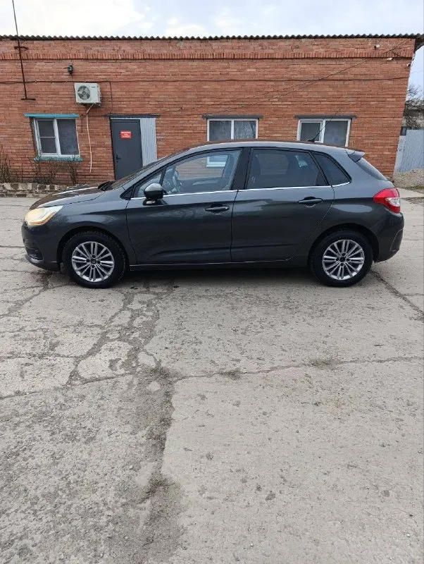 Продам citroen с4, хэтчбек 2012г. 🏁пробег: 205000 💸цена: договорная двигатель 1.6 120 л. с. , бензин, механика, сиденья комбинированная кожа, эл. стеклоподъёмники всех стёкол, 2-х зонный климат контроль, цвет мокрый асфальт, колёса на легкосплавных дисках r16 📲 все вопросы по телефону: +79493813848 📍амвросиевка 📲 tg: @history_32 📞 звоните: +7(949)3813848 - фотография - 5