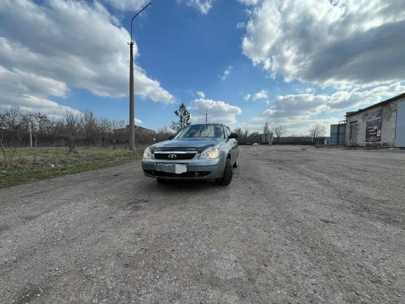 Продам ваз 2170 priora 2008г. в 1.6 16v я собственник. автомобиль в достойном состоянии для своих лет. пробег 123000 км. стоит газ евро 4, вписан в птс!!! по технике нареканий нет, мотор отлично, коробка 5-ти ступка не выбивает не хрустит, передачи включаются четко. стоит новое сцепление замена была 15тыс. км назад. по кузову не варилась, весь метал родной, пороги, низа дверей, лонжероны, задние стаканы и карманы в багажнике в шикарном состоянии, обработаны! из последнего нового: 3 тыс. км назад замена грм, помпы, масло, фильтра, аккумулятор, радиатор печки, патрубки охлаждения, свежий антифриз. комплектация:эур, передние стеклоподъемники, электро зеркала, магнитола процессорный kenwood bluetooth, usb. хорошая летняя резина + зима отличная на штампах, сигнализация с обратной связью 2 ключа. документы в полном порядке 180-й регион (птс, стс, дкп) все на руках, переоформление обязательно! цена 💰350.000тыс. руб торг у капота. осмотр:г. макеевка +79890877424(телеграм) +79493 📞 звоните: +7(949)3573988 - фотография - 1