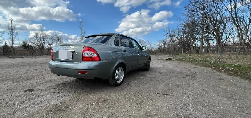 Продам ваз 2170 priora 2008г. в 1.6 16v я собственник. автомобиль в достойном состоянии для своих лет. пробег 123000 км. стоит газ евро 4, вписан в птс!!! по технике нареканий нет, мотор отлично, коробка 5-ти ступка не выбивает не хрустит, передачи включаются четко. стоит новое сцепление замена была 15тыс. км назад. по кузову не варилась, весь метал родной, пороги, низа дверей, лонжероны, задние стаканы и карманы в багажнике в шикарном состоянии, обработаны! из последнего нового: 3 тыс. км назад замена грм, помпы, масло, фильтра, аккумулятор, радиатор печки, патрубки охлаждения, свежий антифриз. комплектация:эур, передние стеклоподъемники, электро зеркала, магнитола процессорный kenwood bluetooth, usb. хорошая летняя резина + зима отличная на штампах, сигнализация с обратной связью 2 ключа. документы в полном порядке 180-й регион (птс, стс, дкп) все на руках, переоформление обязательно! цена 💰350.000тыс. руб торг у капота. осмотр:г. макеевка +79890877424(телеграм) +79493 📞 звоните: +7(949)3573988 - фотография - 4