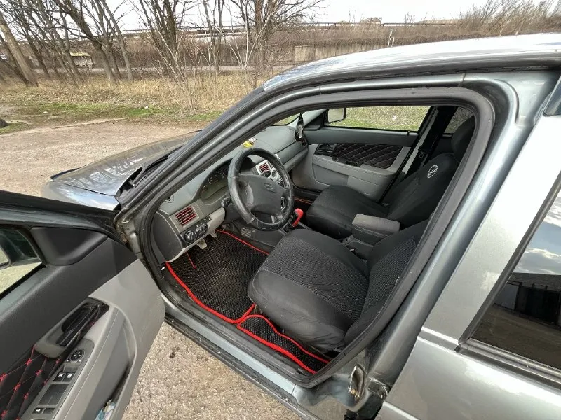 Продам ваз 2170 priora 2008г. в 1.6 16v я собственник. автомобиль в достойном состоянии для своих лет. пробег 123000 км. стоит газ евро 4, вписан в птс!!! по технике нареканий нет, мотор отлично, коробка 5-ти ступка не выбивает не хрустит, передачи включаются четко. стоит новое сцепление замена была 15тыс. км назад. по кузову не варилась, весь метал родной, пороги, низа дверей, лонжероны, задние стаканы и карманы в багажнике в шикарном состоянии, обработаны! из последнего нового: 3 тыс. км назад замена грм, помпы, масло, фильтра, аккумулятор, радиатор печки, патрубки охлаждения, свежий антифриз. комплектация:эур, передние стеклоподъемники, электро зеркала, магнитола процессорный kenwood bluetooth, usb. хорошая летняя резина + зима отличная на штампах, сигнализация с обратной связью 2 ключа. документы в полном порядке 180-й регион (птс, стс, дкп) все на руках, переоформление обязательно! цена 💰350.000тыс. руб торг у капота. осмотр:г. макеевка +79890877424(телеграм) +79493 📞 звоните: +7(949)3573988 - фотография - 7