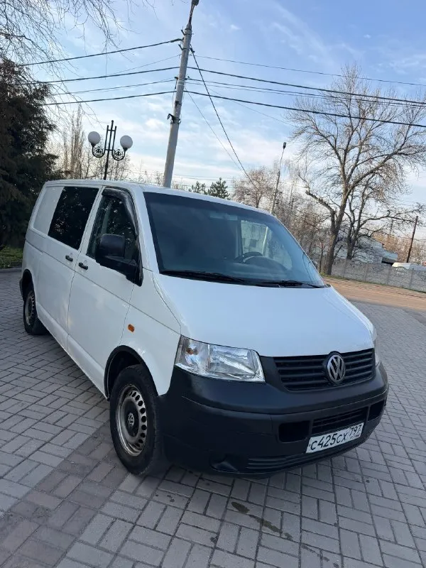 Продам volkswagen t5 1.9 tdi грузовой фургон !) модельный год 2004 авто в отличном техническом состоянии, двигатель работает идеально, не дымит не троит, масло не ест, запускается в любой мороз, кузов в хорошем состоянии для своих лет, турбина работает идеально, коробка 5ст переключается легко, ничего не хрустит и не выбивает, не давно меняли сцепление, по электрике все работает, ходовая часть перебрана, топливный фильтр новый, акб живой, лобаш новый 🆕 пробег автомобиля 275 000км, резина лето michelin остаток на сезон смело, зимние колеса в сборе отдаю в комплекте, авто готово к работе, сел и поехал) цена 825 000 рублей находится в макеевке, +79495570537 либо +79920409993 теле2 📞 звоните: +7(949)5570537 - фотография - 1