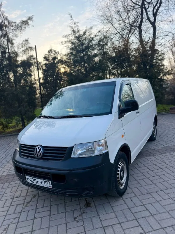 Продам volkswagen t5 1.9 tdi грузовой фургон !) модельный год 2004 авто в отличном техническом состоянии, двигатель работает идеально, не дымит не троит, масло не ест, запускается в любой мороз, кузов в хорошем состоянии для своих лет, турбина работает идеально, коробка 5ст переключается легко, ничего не хрустит и не выбивает, не давно меняли сцепление, по электрике все работает, ходовая часть перебрана, топливный фильтр новый, акб живой, лобаш новый 🆕 пробег автомобиля 275 000км, резина лето michelin остаток на сезон смело, зимние колеса в сборе отдаю в комплекте, авто готово к работе, сел и поехал) цена 825 000 рублей находится в макеевке, +79495570537 либо +79920409993 теле2 📞 звоните: +7(949)5570537 - фотография - 2