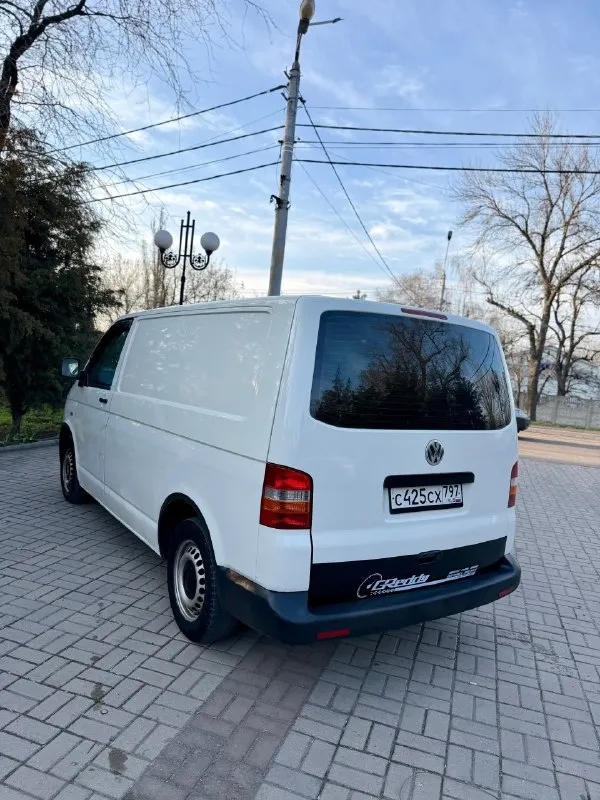 Продам volkswagen t5 1.9 tdi грузовой фургон !) модельный год 2004 авто в отличном техническом состоянии, двигатель работает идеально, не дымит не троит, масло не ест, запускается в любой мороз, кузов в хорошем состоянии для своих лет, турбина работает идеально, коробка 5ст переключается легко, ничего не хрустит и не выбивает, не давно меняли сцепление, по электрике все работает, ходовая часть перебрана, топливный фильтр новый, акб живой, лобаш новый 🆕 пробег автомобиля 275 000км, резина лето michelin остаток на сезон смело, зимние колеса в сборе отдаю в комплекте, авто готово к работе, сел и поехал) цена 825 000 рублей находится в макеевке, +79495570537 либо +79920409993 теле2 📞 звоните: +7(949)5570537 - фотография - 3