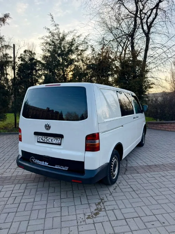 Продам volkswagen t5 1.9 tdi грузовой фургон !) модельный год 2004 авто в отличном техническом состоянии, двигатель работает идеально, не дымит не троит, масло не ест, запускается в любой мороз, кузов в хорошем состоянии для своих лет, турбина работает идеально, коробка 5ст переключается легко, ничего не хрустит и не выбивает, не давно меняли сцепление, по электрике все работает, ходовая часть перебрана, топливный фильтр новый, акб живой, лобаш новый 🆕 пробег автомобиля 275 000км, резина лето michelin остаток на сезон смело, зимние колеса в сборе отдаю в комплекте, авто готово к работе, сел и поехал) цена 825 000 рублей находится в макеевке, +79495570537 либо +79920409993 теле2 📞 звоните: +7(949)5570537 - фотография - 4