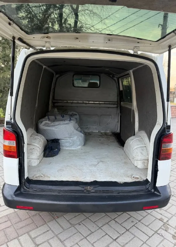 Продам volkswagen t5 1.9 tdi грузовой фургон !) модельный год 2004 авто в отличном техническом состоянии, двигатель работает идеально, не дымит не троит, масло не ест, запускается в любой мороз, кузов в хорошем состоянии для своих лет, турбина работает идеально, коробка 5ст переключается легко, ничего не хрустит и не выбивает, не давно меняли сцепление, по электрике все работает, ходовая часть перебрана, топливный фильтр новый, акб живой, лобаш новый 🆕 пробег автомобиля 275 000км, резина лето michelin остаток на сезон смело, зимние колеса в сборе отдаю в комплекте, авто готово к работе, сел и поехал) цена 825 000 рублей находится в макеевке, +79495570537 либо +79920409993 теле2 📞 звоните: +7(949)5570537 - фотография - 8