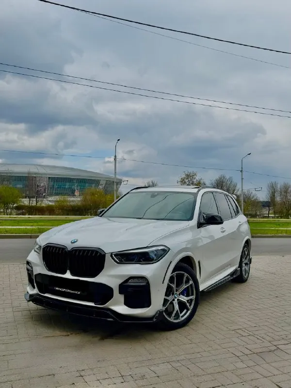 Продам bmw x5 в кузове g05 в м пакете цена: 6 800 000 рос. руб обмена нет полностью обслужен двигатель: b58, 340 л. с, 3.0 турбо бензин пробег: 100 000 км автомобиль весь в родне, в дтп не участвовал куплена на аукционе не битых автомобилей в manheim окрасов нет, хрома на автомобиле нет(shadow line) салон bmw individual в автомобиле имеется: м пакет, хрусталики, адаптивный круиз-контроль, ассистенты парковки, автоматическая парковка, слепые зоны, камеры 360, электроскладывание зеркал, электро багажник, открытие багажника с пинка, беспроводная зарядка, черный потолок, 4-х зонный климат контроль, подогревы и вентиляция передних сидений, подогрев задних сидений, подогрев руля, подогревы подлокотников, память сидений, массаж сидений, электропривод сидений, электропривод руля, ломающиеся сидения, ambient подсветка салона, музыка harman kardon, проекция на лобовое стекло, управление жестами, понарама, лазерные фары, два комплекта дисков и резины, зима r20, лето r22, части а 📞 звоните: +7(949)3680528 - фотография - 1