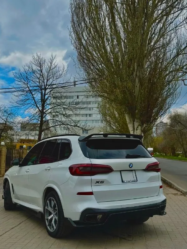 Продам bmw x5 в кузове g05 в м пакете цена: 6 800 000 рос. руб обмена нет полностью обслужен двигатель: b58, 340 л. с, 3.0 турбо бензин пробег: 100 000 км автомобиль весь в родне, в дтп не участвовал куплена на аукционе не битых автомобилей в manheim окрасов нет, хрома на автомобиле нет(shadow line) салон bmw individual в автомобиле имеется: м пакет, хрусталики, адаптивный круиз-контроль, ассистенты парковки, автоматическая парковка, слепые зоны, камеры 360, электроскладывание зеркал, электро багажник, открытие багажника с пинка, беспроводная зарядка, черный потолок, 4-х зонный климат контроль, подогревы и вентиляция передних сидений, подогрев задних сидений, подогрев руля, подогревы подлокотников, память сидений, массаж сидений, электропривод сидений, электропривод руля, ломающиеся сидения, ambient подсветка салона, музыка harman kardon, проекция на лобовое стекло, управление жестами, понарама, лазерные фары, два комплекта дисков и резины, зима r20, лето r22, части а 📞 звоните: +7(949)3680528 - фотография - 2