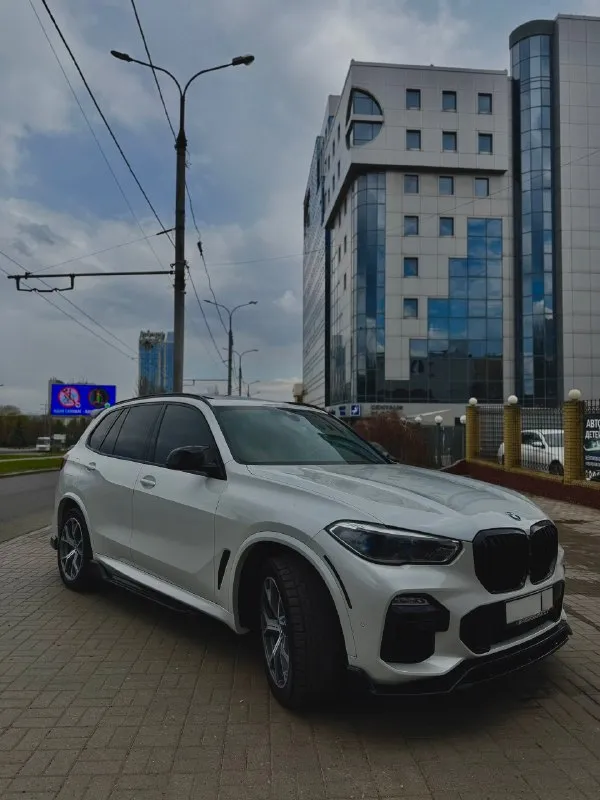 Продам bmw x5 в кузове g05 в м пакете цена: 6 800 000 рос. руб обмена нет полностью обслужен двигатель: b58, 340 л. с, 3.0 турбо бензин пробег: 100 000 км автомобиль весь в родне, в дтп не участвовал куплена на аукционе не битых автомобилей в manheim окрасов нет, хрома на автомобиле нет(shadow line) салон bmw individual в автомобиле имеется: м пакет, хрусталики, адаптивный круиз-контроль, ассистенты парковки, автоматическая парковка, слепые зоны, камеры 360, электроскладывание зеркал, электро багажник, открытие багажника с пинка, беспроводная зарядка, черный потолок, 4-х зонный климат контроль, подогревы и вентиляция передних сидений, подогрев задних сидений, подогрев руля, подогревы подлокотников, память сидений, массаж сидений, электропривод сидений, электропривод руля, ломающиеся сидения, ambient подсветка салона, музыка harman kardon, проекция на лобовое стекло, управление жестами, понарама, лазерные фары, два комплекта дисков и резины, зима r20, лето r22, части а 📞 звоните: +7(949)3680528 - фотография - 3