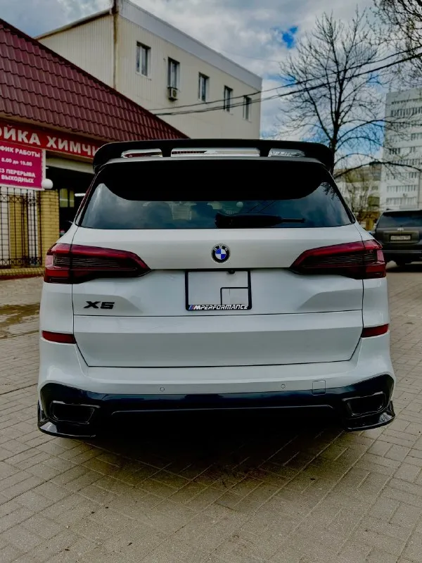Продам bmw x5 в кузове g05 в м пакете цена: 6 800 000 рос. руб обмена нет полностью обслужен двигатель: b58, 340 л. с, 3.0 турбо бензин пробег: 100 000 км автомобиль весь в родне, в дтп не участвовал куплена на аукционе не битых автомобилей в manheim окрасов нет, хрома на автомобиле нет(shadow line) салон bmw individual в автомобиле имеется: м пакет, хрусталики, адаптивный круиз-контроль, ассистенты парковки, автоматическая парковка, слепые зоны, камеры 360, электроскладывание зеркал, электро багажник, открытие багажника с пинка, беспроводная зарядка, черный потолок, 4-х зонный климат контроль, подогревы и вентиляция передних сидений, подогрев задних сидений, подогрев руля, подогревы подлокотников, память сидений, массаж сидений, электропривод сидений, электропривод руля, ломающиеся сидения, ambient подсветка салона, музыка harman kardon, проекция на лобовое стекло, управление жестами, понарама, лазерные фары, два комплекта дисков и резины, зима r20, лето r22, части а 📞 звоните: +7(949)3680528 - фотография - 5