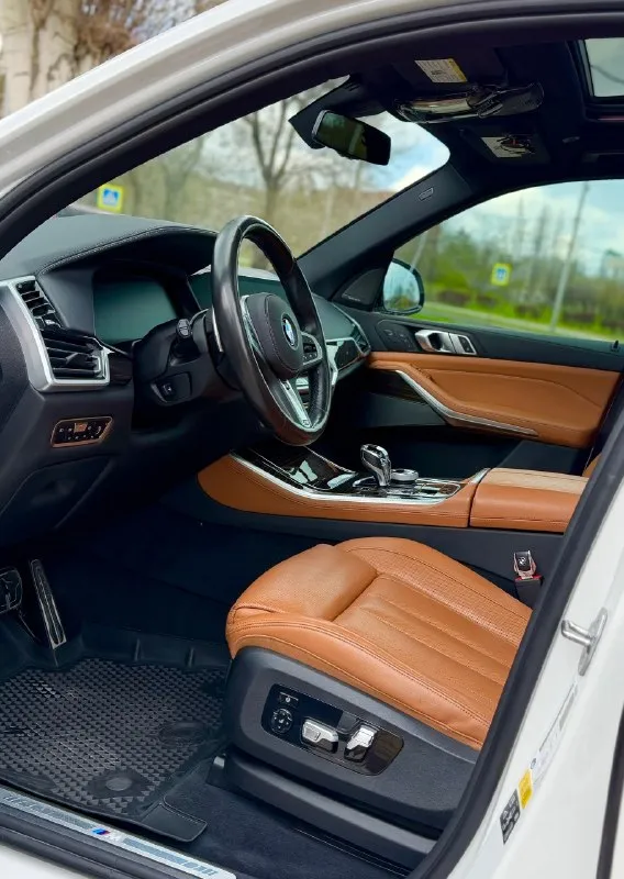 Продам bmw x5 в кузове g05 в м пакете цена: 6 800 000 рос. руб обмена нет полностью обслужен двигатель: b58, 340 л. с, 3.0 турбо бензин пробег: 100 000 км автомобиль весь в родне, в дтп не участвовал куплена на аукционе не битых автомобилей в manheim окрасов нет, хрома на автомобиле нет(shadow line) салон bmw individual в автомобиле имеется: м пакет, хрусталики, адаптивный круиз-контроль, ассистенты парковки, автоматическая парковка, слепые зоны, камеры 360, электроскладывание зеркал, электро багажник, открытие багажника с пинка, беспроводная зарядка, черный потолок, 4-х зонный климат контроль, подогревы и вентиляция передних сидений, подогрев задних сидений, подогрев руля, подогревы подлокотников, память сидений, массаж сидений, электропривод сидений, электропривод руля, ломающиеся сидения, ambient подсветка салона, музыка harman kardon, проекция на лобовое стекло, управление жестами, понарама, лазерные фары, два комплекта дисков и резины, зима r20, лето r22, части а 📞 звоните: +7(949)3680528 - фотография - 6