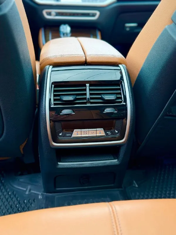 Продам bmw x5 в кузове g05 в м пакете цена: 6 800 000 рос. руб обмена нет полностью обслужен двигатель: b58, 340 л. с, 3.0 турбо бензин пробег: 100 000 км автомобиль весь в родне, в дтп не участвовал куплена на аукционе не битых автомобилей в manheim окрасов нет, хрома на автомобиле нет(shadow line) салон bmw individual в автомобиле имеется: м пакет, хрусталики, адаптивный круиз-контроль, ассистенты парковки, автоматическая парковка, слепые зоны, камеры 360, электроскладывание зеркал, электро багажник, открытие багажника с пинка, беспроводная зарядка, черный потолок, 4-х зонный климат контроль, подогревы и вентиляция передних сидений, подогрев задних сидений, подогрев руля, подогревы подлокотников, память сидений, массаж сидений, электропривод сидений, электропривод руля, ломающиеся сидения, ambient подсветка салона, музыка harman kardon, проекция на лобовое стекло, управление жестами, понарама, лазерные фары, два комплекта дисков и резины, зима r20, лето r22, части а 📞 звоните: +7(949)3680528 - фотография - 8