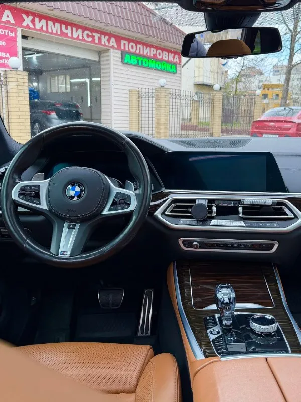 Продам bmw x5 в кузове g05 в м пакете цена: 6 800 000 рос. руб обмена нет полностью обслужен двигатель: b58, 340 л. с, 3.0 турбо бензин пробег: 100 000 км автомобиль весь в родне, в дтп не участвовал куплена на аукционе не битых автомобилей в manheim окрасов нет, хрома на автомобиле нет(shadow line) салон bmw individual в автомобиле имеется: м пакет, хрусталики, адаптивный круиз-контроль, ассистенты парковки, автоматическая парковка, слепые зоны, камеры 360, электроскладывание зеркал, электро багажник, открытие багажника с пинка, беспроводная зарядка, черный потолок, 4-х зонный климат контроль, подогревы и вентиляция передних сидений, подогрев задних сидений, подогрев руля, подогревы подлокотников, память сидений, массаж сидений, электропривод сидений, электропривод руля, ломающиеся сидения, ambient подсветка салона, музыка harman kardon, проекция на лобовое стекло, управление жестами, понарама, лазерные фары, два комплекта дисков и резины, зима r20, лето r22, части а 📞 звоните: +7(949)3680528 - фотография - 9