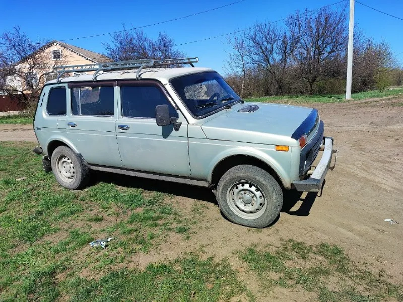 Продам- нива 2000год(карб)есть -290тыс +торг, по машине много чего сделано и заменено (ходовая часть, тормозная система, замена рулевой, замена всех жидкостей) звоните всё расскажу+79493567727 г. енакивое 📞 звоните: +7(949)3567727 - фотография - 1