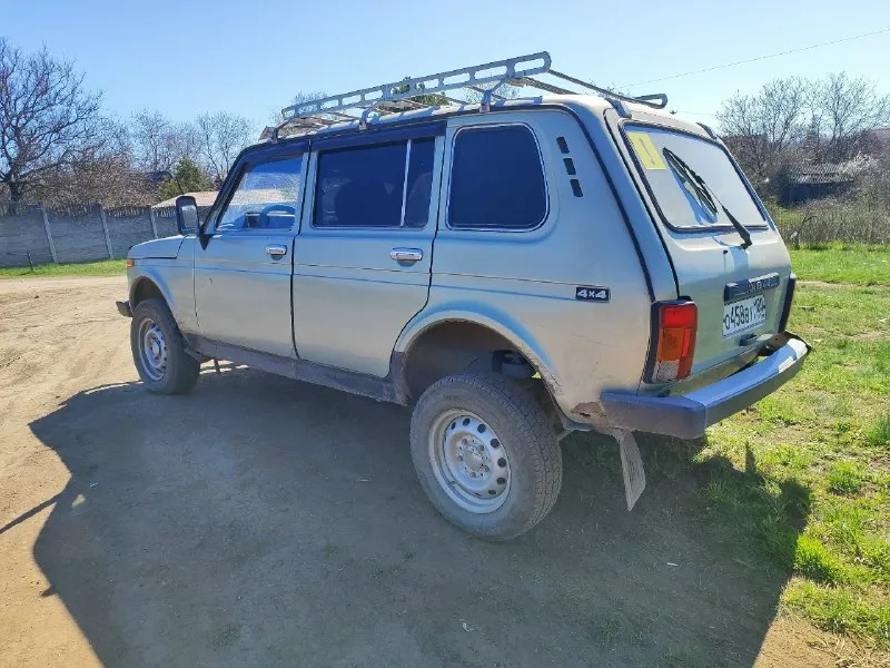 Продам- нива 2000год(карб)есть -290тыс +торг, по машине много чего сделано и заменено (ходовая часть, тормозная система, замена рулевой, замена всех жидкостей) звоните всё расскажу+79493567727 г. енакивое 📞 звоните: +7(949)3567727 - фотография - 2