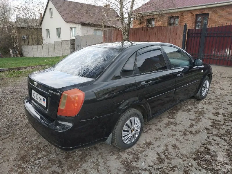 Продаю шевроле лачетти 2008 год мотор 1.6 пробег 300 км на полном ходу мотор масло не ест кпп в норме не выбивает все скоростя включаются без проблем ходовая в норме салон в нормальном состоянии кузов как по фото пороги подгнившие два учёта укр сейчас на постоянном днр остальные вопросы по телефону цена 290 тысяч рублей номер для связи+79496164235 осмотр г донецк - фотография - 3