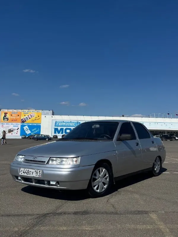Ваз 2110 в отличном состоянии! мотор 16 клапанный 90 л. с. едет бодро, масло не берет, не троит, стоит паук 4-2-1. коробка очень мягкая, все передачи работают. электрика вся работает, двух режимные туманки, 4 эсп. кузов без ржавчины, дно переварили цельными листами; лонжероны, стаканы, дно багажника в идеальном состоянии. салон чистый. музыка с блютузом, играет норм. документы в порядке, без штрафов и прочего; птс стс дкп на руках. цена: 250к₽ торг у капота. +79495037001 донецк - фотография - 1