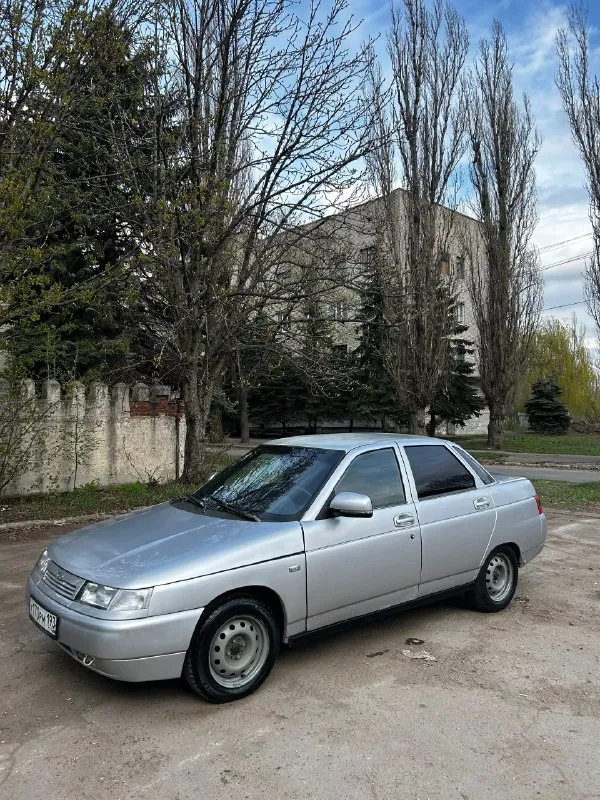 Продам ваз 2110 2006г 1.6 8кл я собственник, машина на мне на учете, владею 3.5 года. двигатель масло не ест! месяц назад перебиралась голова, два месяца назад перебирались кпп, вместе с комплектом сцепления. не хрустит, не выбивает, не воет! ходовая взбитая, недавно менялось гранаты, подшипники ступицы, шаровые, наконечники, яица, втулки стабилизатора, новые магистрали на задние тормоза, все патрубки, хомуты, радиатор основной и печки. по кузову, косяки видно на фото, дно, пороги, стаканы целые, без дыр и трухи! техника на отлично, машина на ходу каждый день. цена: 175к, торг харцызск +79496337199 📞 звоните: +7(949)6337199 - фотография - 1