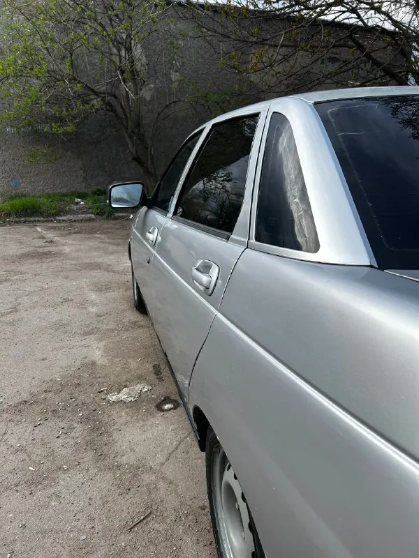 Продам ваз 2110 2006г 1.6 8кл я собственник, машина на мне на учете, владею 3.5 года. двигатель масло не ест! месяц назад перебиралась голова, два месяца назад перебирались кпп, вместе с комплектом сцепления. не хрустит, не выбивает, не воет! ходовая взбитая, недавно менялось гранаты, подшипники ступицы, шаровые, наконечники, яица, втулки стабилизатора, новые магистрали на задние тормоза, все патрубки, хомуты, радиатор основной и печки. по кузову, косяки видно на фото, дно, пороги, стаканы целые, без дыр и трухи! техника на отлично, машина на ходу каждый день. цена: 175к, торг харцызск +79496337199 📞 звоните: +7(949)6337199 - фотография - 2