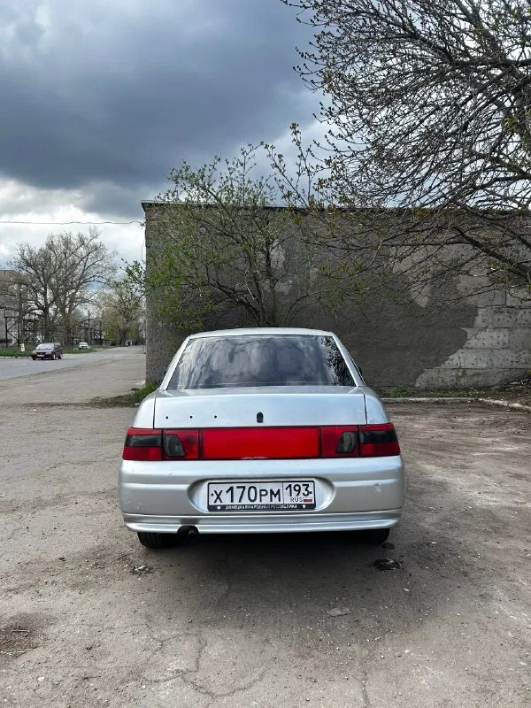 Продам ваз 2110 2006г 1.6 8кл я собственник, машина на мне на учете, владею 3.5 года. двигатель масло не ест! месяц назад перебиралась голова, два месяца назад перебирались кпп, вместе с комплектом сцепления. не хрустит, не выбивает, не воет! ходовая взбитая, недавно менялось гранаты, подшипники ступицы, шаровые, наконечники, яица, втулки стабилизатора, новые магистрали на задние тормоза, все патрубки, хомуты, радиатор основной и печки. по кузову, косяки видно на фото, дно, пороги, стаканы целые, без дыр и трухи! техника на отлично, машина на ходу каждый день. цена: 175к, торг харцызск +79496337199 📞 звоните: +7(949)6337199 - фотография - 4