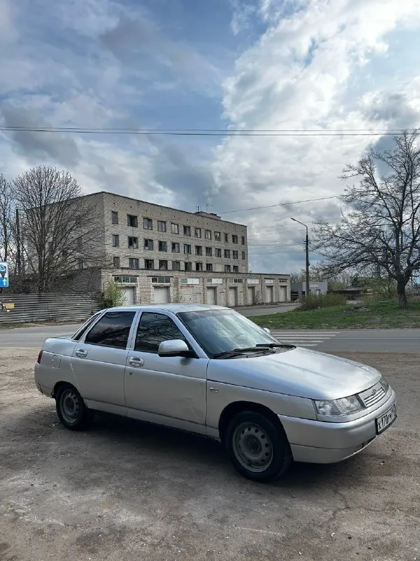 Продам ваз 2110 2006г 1.6 8кл я собственник, машина на мне на учете, владею 3.5 года. двигатель масло не ест! месяц назад перебиралась голова, два месяца назад перебирались кпп, вместе с комплектом сцепления. не хрустит, не выбивает, не воет! ходовая взбитая, недавно менялось гранаты, подшипники ступицы, шаровые, наконечники, яица, втулки стабилизатора, новые магистрали на задние тормоза, все патрубки, хомуты, радиатор основной и печки. по кузову, косяки видно на фото, дно, пороги, стаканы целые, без дыр и трухи! техника на отлично, машина на ходу каждый день. цена: 175к, торг харцызск +79496337199 📞 звоните: +7(949)6337199 - фотография - 6