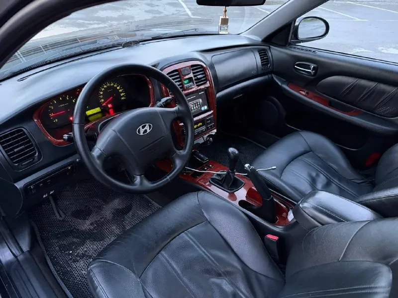 Hyundai sonata 2005г. 2.0 мт. 184 бег🏃 470.000 руб. комплектация gls кожа, линзы, климат. на шикарной технике без вложений от слова вообще 🤝 тачка ухоженна от и до, мотор, кпп и ходовка сел поехал. чистая ухоженная не требует химпола! 2 своих ключа + сигналка с еще одним выкидным ключом! климат заправлен и работает, магнитола андроид, протянуты провода под усилитель и саб, камера заднего вида! новая резина. машина 10/10 что по технике идеал что по кузову! не торгуюсь вообще!!! только вверх по цене можем осмотр:докучаевск телефон/tg: +79498460048 - фотография - 4