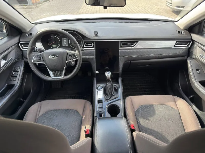 Jac j7 год выпуска: 2022 тип кпп: механическая (6ст) объем двигателя: 1.5 турбо тип топлива: бензин пробег: 124 000 км цена: 💥 950 000 ₽💥 дополнительная информация: климат контроль подогрев сидений электро ручник auto hold камера заднего вида технически в хорошем состоянии 📞 🇷🇺 +7 949 509 3428 +7 949 839 2499 - фотография - 7