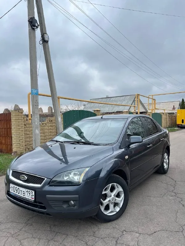 Продам ford focus 2 2006 года пробег: 170т двигатель 1.8 бензин едет бодро, масло не ест, работает тихо и ровно! по ходовой вложений не требует все делалось вовремя, ничего не стучит и не гремит, снизу машины все сухое никаких подтеков масла и тд! по кузову вся в родной краске без дтп, все силовые части родные! лобовое без трещин! днище и пороги в очень хорошем состоянии, без гнили и коррозии! в автомобиле работает каждая кнопка, салон чистый не затертый, комплектация комфорт: подогрев сидений, зеркал, лобового, бортовик, противотуманки, эл. зеркала, литые диски, на свежей летней резине мишлен, за все время было 3 владельца по автомобилю делать ничего ненужно сел и поехал масло в двигателе заменено 1500км назад документы чистые без штрафов и запретов торг есть цена: 550000 автомобиль в мариуполе +79496463727 - фотография - 1