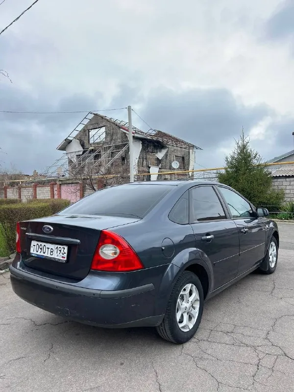 Продам ford focus 2 2006 года пробег: 170т двигатель 1.8 бензин едет бодро, масло не ест, работает тихо и ровно! по ходовой вложений не требует все делалось вовремя, ничего не стучит и не гремит, снизу машины все сухое никаких подтеков масла и тд! по кузову вся в родной краске без дтп, все силовые части родные! лобовое без трещин! днище и пороги в очень хорошем состоянии, без гнили и коррозии! в автомобиле работает каждая кнопка, салон чистый не затертый, комплектация комфорт: подогрев сидений, зеркал, лобового, бортовик, противотуманки, эл. зеркала, литые диски, на свежей летней резине мишлен, за все время было 3 владельца по автомобилю делать ничего ненужно сел и поехал масло в двигателе заменено 1500км назад документы чистые без штрафов и запретов торг есть цена: 550000 автомобиль в мариуполе +79496463727 - фотография - 4