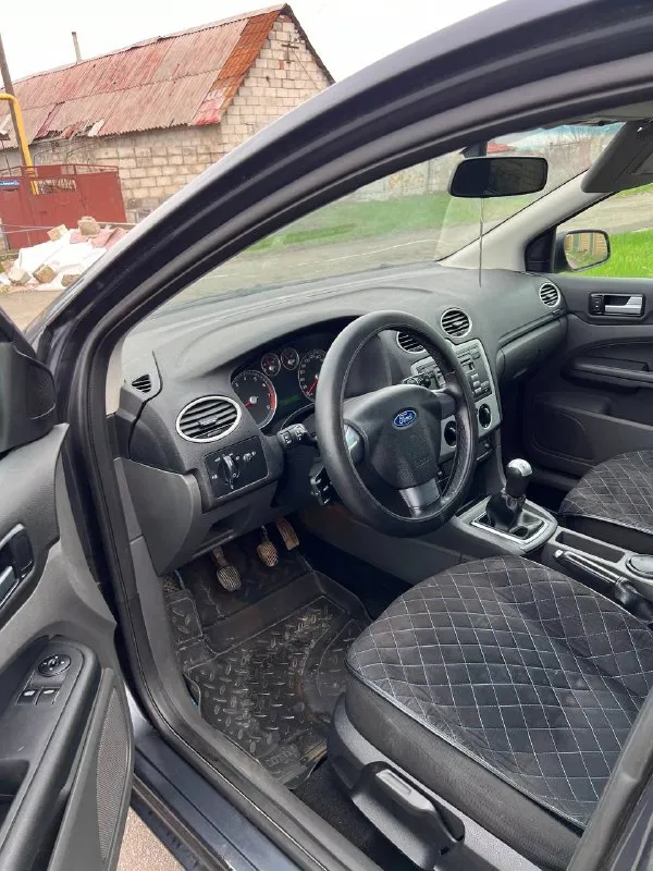 Продам ford focus 2 2006 года пробег: 170т двигатель 1.8 бензин едет бодро, масло не ест, работает тихо и ровно! по ходовой вложений не требует все делалось вовремя, ничего не стучит и не гремит, снизу машины все сухое никаких подтеков масла и тд! по кузову вся в родной краске без дтп, все силовые части родные! лобовое без трещин! днище и пороги в очень хорошем состоянии, без гнили и коррозии! в автомобиле работает каждая кнопка, салон чистый не затертый, комплектация комфорт: подогрев сидений, зеркал, лобового, бортовик, противотуманки, эл. зеркала, литые диски, на свежей летней резине мишлен, за все время было 3 владельца по автомобилю делать ничего ненужно сел и поехал масло в двигателе заменено 1500км назад документы чистые без штрафов и запретов торг есть цена: 550000 автомобиль в мариуполе +79496463727 - фотография - 8