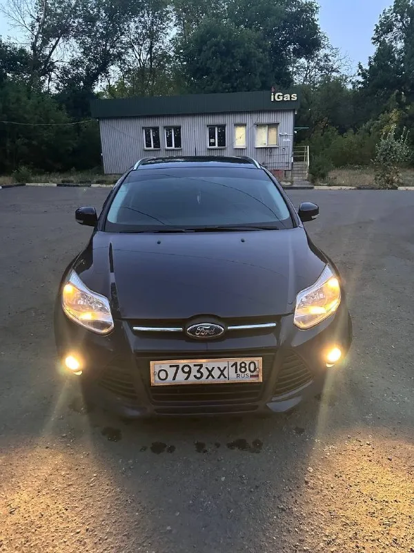 Продам ford focus 3 универсал 1.6 мкпп ✅пробег :169000 ✅жидкости все поменяны ✅коробка: механика ❗️состояние хорошее как внешне так и в салоне ✅диски 17, резина новая ✅подогрев лобового, сиденья, зеркал ✅кондиционер ✅датчик дождя ✅музыка достойная в целом состояние хорошее, ходовая тоже в норме! ⭐️грм менялся на 150 тыс. я второй хозяин г. торез (+7-949-569-30-04) цена 890000 тыс, торг у капота❗️ - фотография - 1
