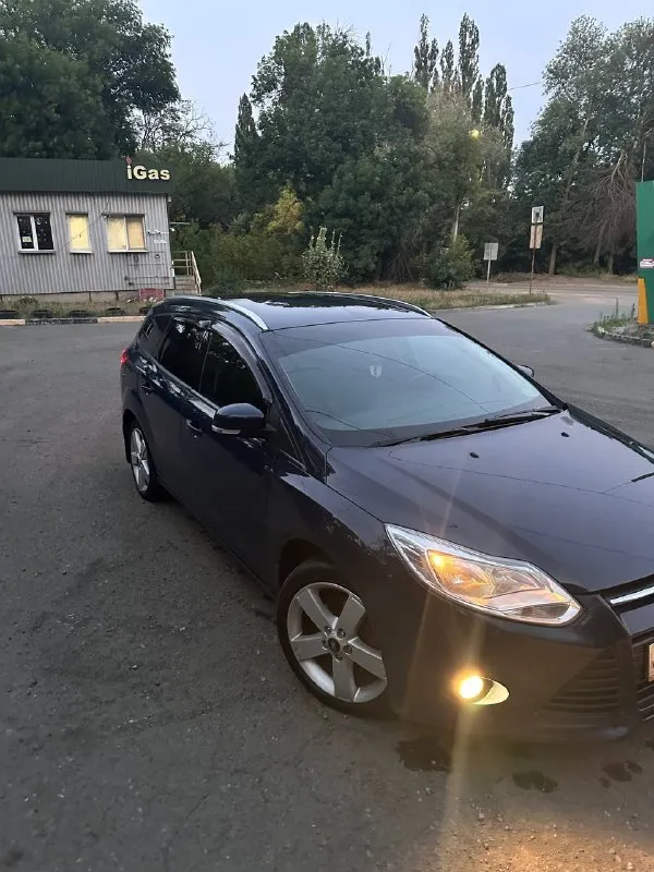 Продам ford focus 3 универсал 1.6 мкпп ✅пробег :169000 ✅жидкости все поменяны ✅коробка: механика ❗️состояние хорошее как внешне так и в салоне ✅диски 17, резина новая ✅подогрев лобового, сиденья, зеркал ✅кондиционер ✅датчик дождя ✅музыка достойная в целом состояние хорошее, ходовая тоже в норме! ⭐️грм менялся на 150 тыс. я второй хозяин г. торез (+7-949-569-30-04) цена 890000 тыс, торг у капота❗️ - фотография - 2