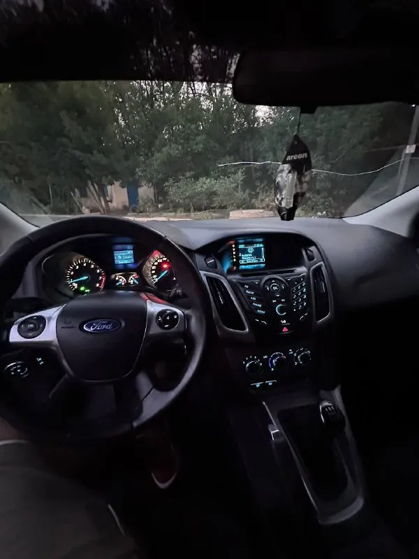Продам ford focus 3 универсал 1.6 мкпп ✅пробег :169000 ✅жидкости все поменяны ✅коробка: механика ❗️состояние хорошее как внешне так и в салоне ✅диски 17, резина новая ✅подогрев лобового, сиденья, зеркал ✅кондиционер ✅датчик дождя ✅музыка достойная в целом состояние хорошее, ходовая тоже в норме! ⭐️грм менялся на 150 тыс. я второй хозяин г. торез (+7-949-569-30-04) цена 890000 тыс, торг у капота❗️ - фотография - 3