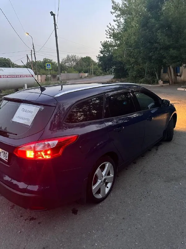 Продам ford focus 3 универсал 1.6 мкпп ✅пробег :169000 ✅жидкости все поменяны ✅коробка: механика ❗️состояние хорошее как внешне так и в салоне ✅диски 17, резина новая ✅подогрев лобового, сиденья, зеркал ✅кондиционер ✅датчик дождя ✅музыка достойная в целом состояние хорошее, ходовая тоже в норме! ⭐️грм менялся на 150 тыс. я второй хозяин г. торез (+7-949-569-30-04) цена 890000 тыс, торг у капота❗️ - фотография - 4