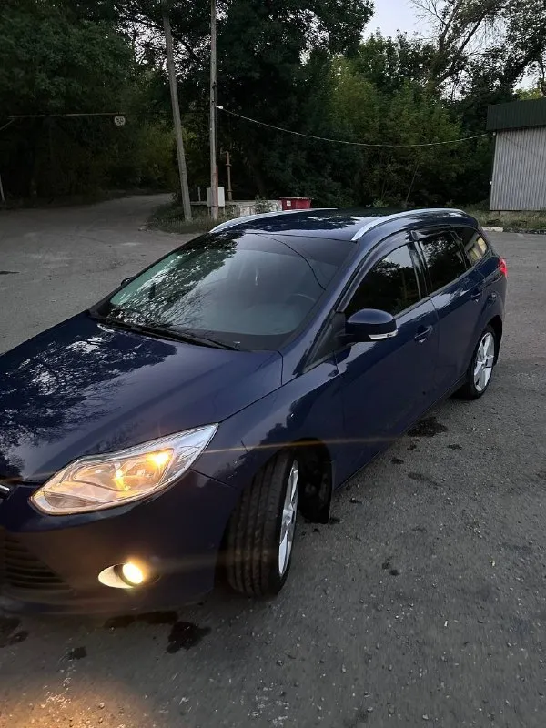 Продам ford focus 3 универсал 1.6 мкпп ✅пробег :169000 ✅жидкости все поменяны ✅коробка: механика ❗️состояние хорошее как внешне так и в салоне ✅диски 17, резина новая ✅подогрев лобового, сиденья, зеркал ✅кондиционер ✅датчик дождя ✅музыка достойная в целом состояние хорошее, ходовая тоже в норме! ⭐️грм менялся на 150 тыс. я второй хозяин г. торез (+7-949-569-30-04) цена 890000 тыс, торг у капота❗️ - фотография - 6