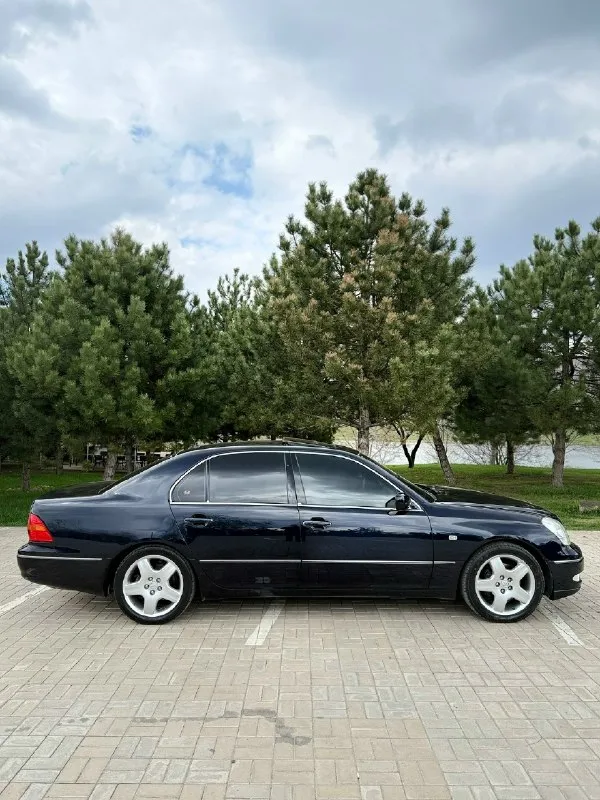 Lexus ls 430 2002 г. в. 4.3 бензин 1 хозяин ✅ машина донецкая, куплена у диллера и всю жизнь прожила здесь. двигатель работает идеально, никаких вопросов к нему нет кпп переключает плавно подвеска обслужена по технической части, все обслужено всегда своевременное то салон в хорошем состоянии, без дыр и посторонних запахов кузов ровный, в родном металле произведена полировка кузова, с наложением керамического покрытия в 3 слоя (вид нереальный🍭) без внимания не останетесь🔥 в потоке машина центр поля зрения👍 автомобиль редкий, крайне надежный и не прихотливый (кстати, запчасти всегда есть) документы чистые, переоформление без проблем быстро, мягко, комфортно и без головной боли очень живой, хозяйский аппарат за вменяемый ценник 1.1 🍋 торг есть для понимающих свои цены не предлагать, рынок знаю прекрасно, цена за него обоснована во мнении домашних экспертов, так же не нуждаюсь👌 +79493377679 +79494966734 звоните в любое время, за машину знаю все, расскажу и покажу дополнител 📞 звоните: +7(949)3377679 - фотография - 2