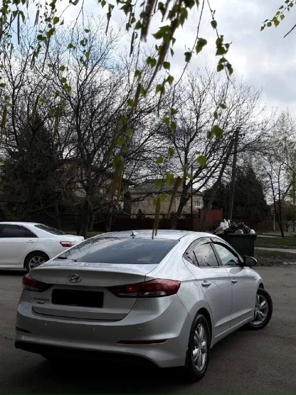 🔥 hyundai elantra 2018 — современный, экономичный и комфортный седан! двигатель 1.6, бензин — работает ровно и стабильно: не дымит, масло не расходует, уверенно тянет и при этом радует экономичностью. — чистокровный автомат, переключает плавно и мягко. ходовка без шумов 💎 салон ухоженный и аккуратный 🚘 автомобиль полностью обслужен и готов к эксплуатации 📍 осмотр: донецк 🔄 возможен обмен 💳 возможна продажа в кредит 💰 цена: 1 120 000 ₽ (торг быстрым) ☎️ +7 949 742 53-98 ☎️ +7 949 453-80-40 📞 звоните: +7(949)7425398 - фотография - 5