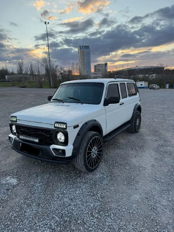 В продаже нива! документы стс, птс, дкп все в порядке ! автомобиль разбирался до гола, шумка в 360 градусов, мавиль. салон весь новый, (нового образца), оптика вся с нуля современная! кузов покрыт в раптор! под капотом порядок ! масла фильтра жидкости, промывочные, поменяно 200 км назад ! колеса 20(бмв), низкий профиль- разноширокие! акустика новая динимики тт, саб буфер, усилки! по ходовой части, без нареканий!полный привод, раздатка, все работает в штатном режиме!дно без гнили !все вопросы по телефону! цена 450т. рсвязь +79498549430 +79495946577! - фотография - 1