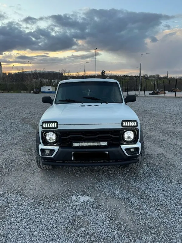 В продаже нива! документы стс, птс, дкп все в порядке ! автомобиль разбирался до гола, шумка в 360 градусов, мавиль. салон весь новый, (нового образца), оптика вся с нуля современная! кузов покрыт в раптор! под капотом порядок ! масла фильтра жидкости, промывочные, поменяно 200 км назад ! колеса 20(бмв), низкий профиль- разноширокие! акустика новая динимики тт, саб буфер, усилки! по ходовой части, без нареканий!полный привод, раздатка, все работает в штатном режиме!дно без гнили !все вопросы по телефону! цена 450т. рсвязь +79498549430 +79495946577! - фотография - 2