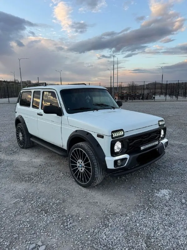 В продаже нива! документы стс, птс, дкп все в порядке ! автомобиль разбирался до гола, шумка в 360 градусов, мавиль. салон весь новый, (нового образца), оптика вся с нуля современная! кузов покрыт в раптор! под капотом порядок ! масла фильтра жидкости, промывочные, поменяно 200 км назад ! колеса 20(бмв), низкий профиль- разноширокие! акустика новая динимики тт, саб буфер, усилки! по ходовой части, без нареканий!полный привод, раздатка, все работает в штатном режиме!дно без гнили !все вопросы по телефону! цена 450т. рсвязь +79498549430 +79495946577! - фотография - 3