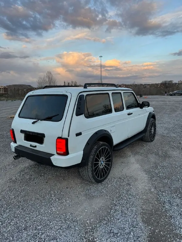 В продаже нива! документы стс, птс, дкп все в порядке ! автомобиль разбирался до гола, шумка в 360 градусов, мавиль. салон весь новый, (нового образца), оптика вся с нуля современная! кузов покрыт в раптор! под капотом порядок ! масла фильтра жидкости, промывочные, поменяно 200 км назад ! колеса 20(бмв), низкий профиль- разноширокие! акустика новая динимики тт, саб буфер, усилки! по ходовой части, без нареканий!полный привод, раздатка, все работает в штатном режиме!дно без гнили !все вопросы по телефону! цена 450т. рсвязь +79498549430 +79495946577! - фотография - 5