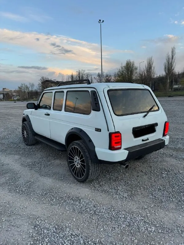 В продаже нива! документы стс, птс, дкп все в порядке ! автомобиль разбирался до гола, шумка в 360 градусов, мавиль. салон весь новый, (нового образца), оптика вся с нуля современная! кузов покрыт в раптор! под капотом порядок ! масла фильтра жидкости, промывочные, поменяно 200 км назад ! колеса 20(бмв), низкий профиль- разноширокие! акустика новая динимики тт, саб буфер, усилки! по ходовой части, без нареканий!полный привод, раздатка, все работает в штатном режиме!дно без гнили !все вопросы по телефону! цена 450т. рсвязь +79498549430 +79495946577! - фотография - 6