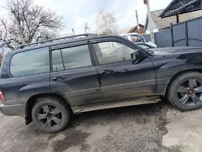 Продам toyota land cruiser 100 собственник с переоформлением авто после дтп, пострадали двери и задняя кобылка. средняя стойка целая! цена 1 130 000 торг! все вопросы по телефону! +7 949 469 18 36 📲 tg: екатерина орлова 📞 звоните: +7(949)4691836 - фотография - 3