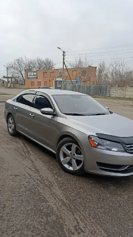 Продам volkswagen passat b 7 в отличном состоянии. 2012 год, двигатель 2,5 атмосферник, без нареканий без масложора, один из лучших в линейке, без всяких турбин. коробка автомат аisin 6 ступенчатый работает отлично переключает плавно не дергает не пинает. салон кожа весь целый не прокуренный. комплектация se, климат контроль, мульти руль. датчик сета, датчик дождя, электро регулировка сидений с памятью, отличная музыка, все есть только без люка. ходовая обслужена что нужно заменено и сделан сход развал, очень мягкая. кузов в отличном состоянии без гнилья и ржавчины вообще. смотрится отлично. резина зима, лето. переоформление без проблем. вин код по запросу. цена 1 млн. 300тыс. рублей торг возле авто. возможен обмен на кроссовер. 79493037837.г. амвросиевка. звоните договоримся. 📞 звоните: +7(949)3037837 - фотография - 4
