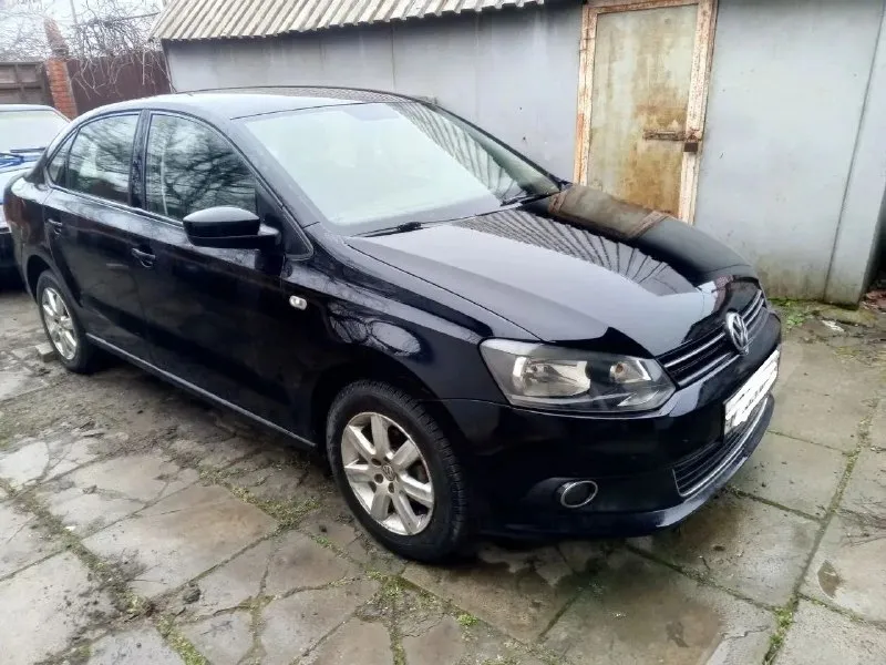Очень срочная продажа. цена 625 тыс руб торг у капота. vw polo 2012 год. 1.6 mpi, механика. пробег 273 тыс. км. машина в хорошем состоянии. мотор самый лучший и надежный в линейке 1.6 mpi, коробка 5ст. механика. не давно поменяно масла фильтра. салон чистый и ухоженный. хорошая комплектация. кондиционер заправлен холодит хорошо, гур, подогрев сидений, эл. подогрев лобового стекла и зеркал, 4эл. стеклоподьемника, эл. зеркала, авс, литые диски. +79498767357 звоните!. - фотография - 1